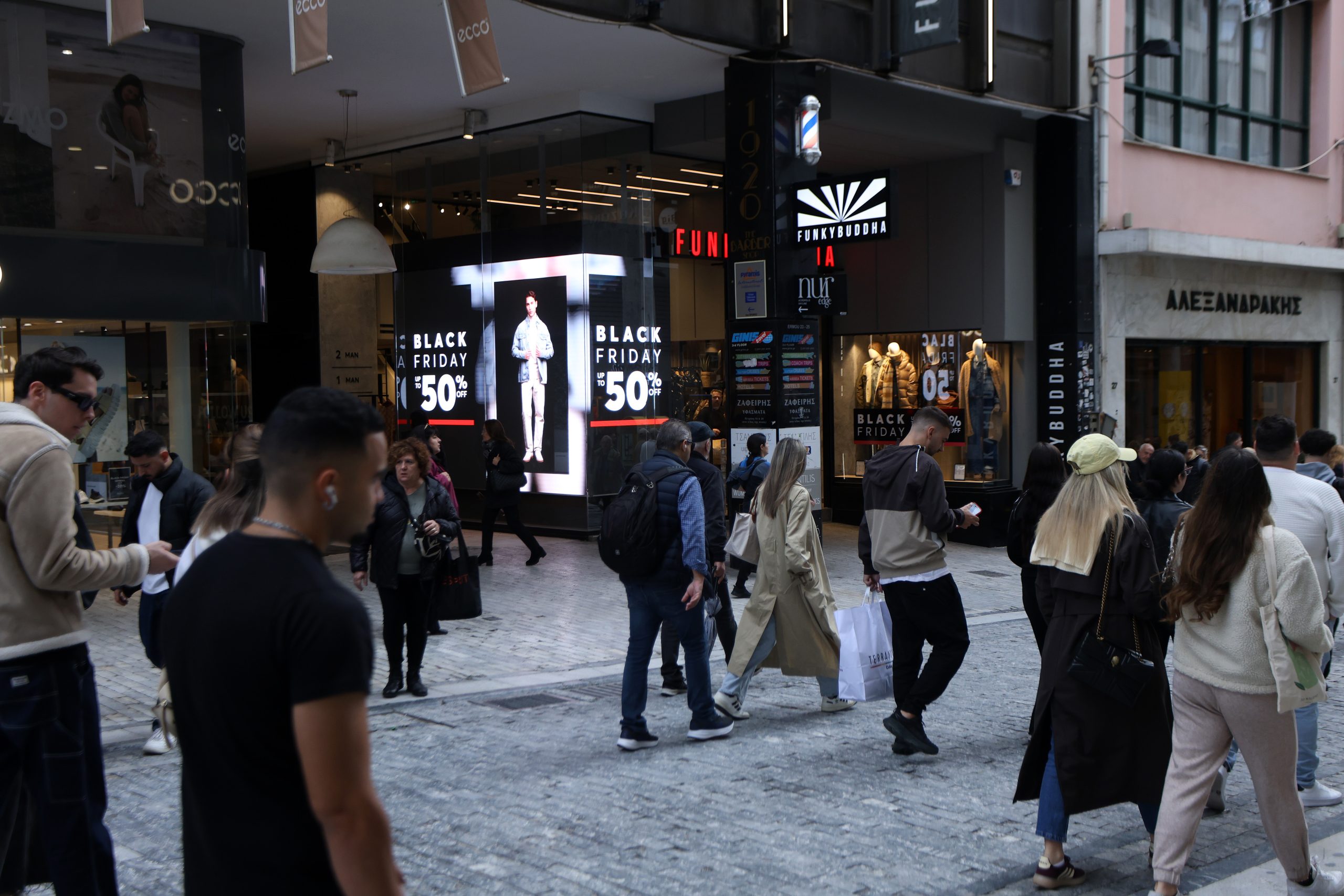 ÅÊÐÔÙÓÅÉÓ BLACK FRIDAY ÓÔÁ ÊÁÔÁÓÔÇÌÁÔÁ ÔÇÓ ÁÈÇÍÁÓ